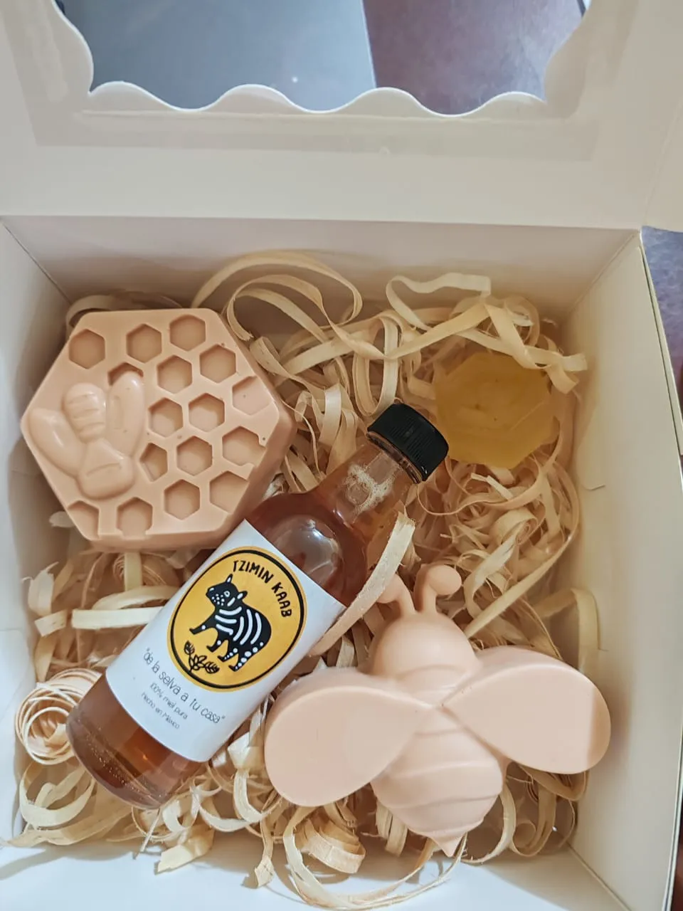 Caja de jabones y miel
